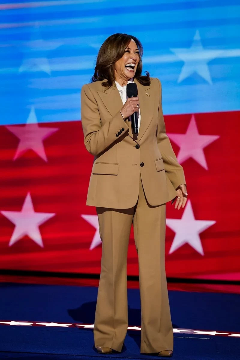 Phong cách đầy quyền lực của bà Kamala Harris Phong cách đầy quyền lực của bà Kamala Harris