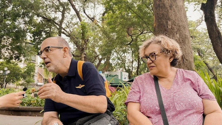 Du khách nước ngoài thích thú trải nghiệm du lịch bụi ở Hà Nội Du khách nước ngoài thích thú trải nghiệm du lịch bụi ở Hà Nội