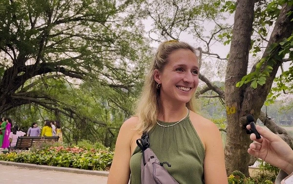 Du khách nước ngoài thích thú trải nghiệm du lịch bụi ở Hà Nội Du khách nước ngoài thích thú trải nghiệm du lịch bụi ở Hà Nội