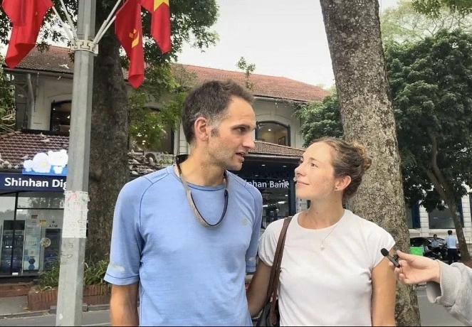 Du khách nước ngoài thích thú trải nghiệm du lịch bụi ở Hà Nội Du khách nước ngoài thích thú trải nghiệm du lịch bụi ở Hà Nội