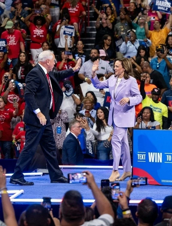 Phong cách đầy quyền lực của bà Kamala Harris Phong cách đầy quyền lực của bà Kamala Harris