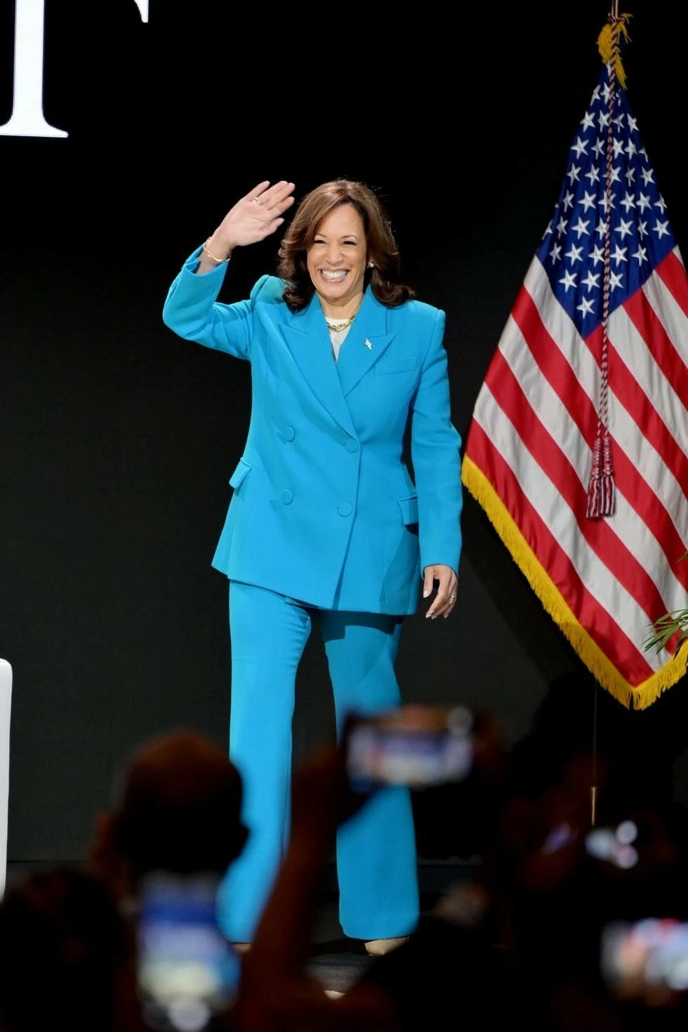 Phong cách đầy quyền lực của bà Kamala Harris Phong cách đầy quyền lực của bà Kamala Harris