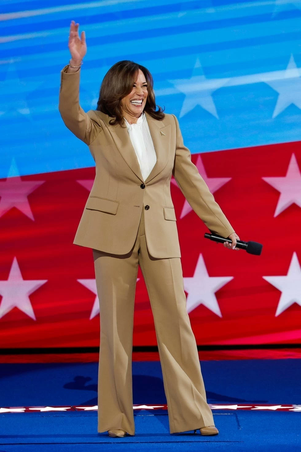 Phong cách đầy quyền lực của bà Kamala Harris Phong cách đầy quyền lực của bà Kamala Harris
