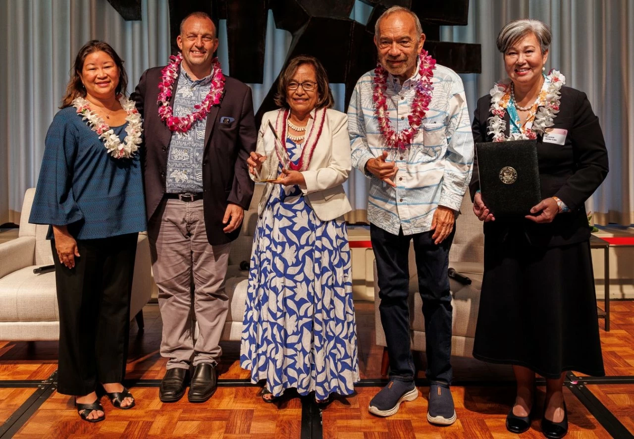 Tổng thống quần đảo Marshall Hilda Heine nhận Giải thưởng Phụ nữ có tầm ảnh hưởng (Women of Impact Award) năm 2024. (Nguồn: EWC) Tổng thống quần đảo Marshall Hilda Heine nhận Giải thưởng Phụ nữ có tầm ảnh hưởng (Women of Impact Award) năm 2024. (Nguồn: EWC)