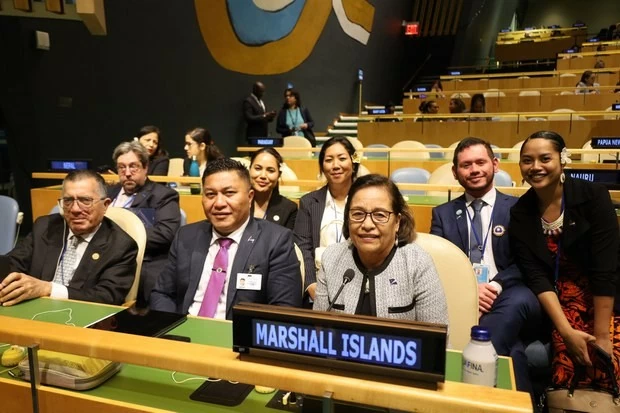 Tổng thống Marshall Hilda Heine tại khóa học thứ 79 Đại hội đồng Liên hợp quốc cùng các nhà ngoại giao Quần đảo Marshall, ảnh chụp ngày 24/9/2024. (Nguồn: RMI) Tổng thống Marshall Hilda Heine tại khóa học thứ 79 Đại hội đồng Liên hợp quốc cùng các nhà ngoại giao Quần đảo Marshall, ảnh chụp ngày 24/9/2024. (Nguồn: RMI)
