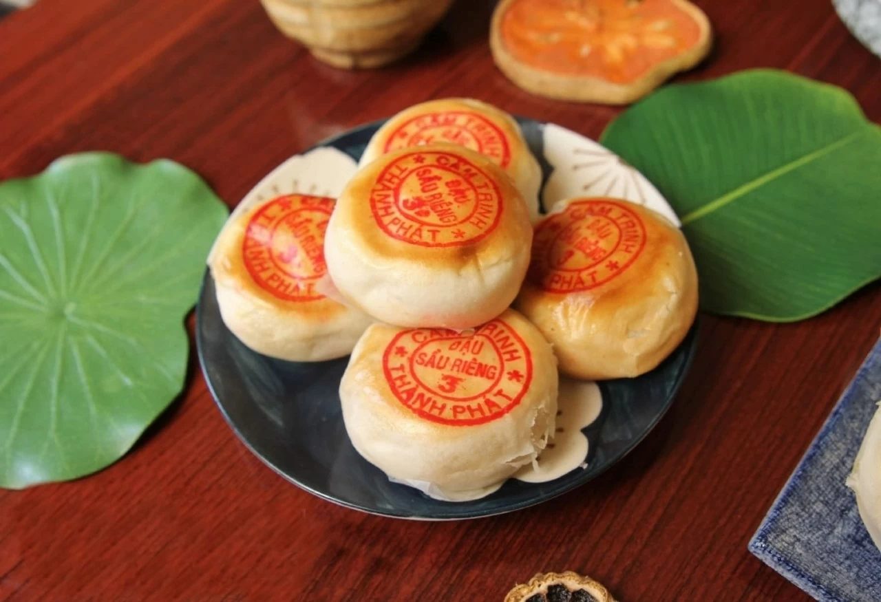 Bánh Pía có hình tròn dẹp, “mặt tiền” được đóng mộc màu đỏ ghi nhãn hiệu. Vị ngọt thanh, vỏ tơi xốp, nhân dẻo mềm. (Nguồn: VOV) Bánh Pía có hình tròn dẹp, “mặt tiền” được đóng mộc màu đỏ ghi nhãn hiệu. Vị ngọt thanh, vỏ tơi xốp, nhân dẻo mềm. (Nguồn: VOV)