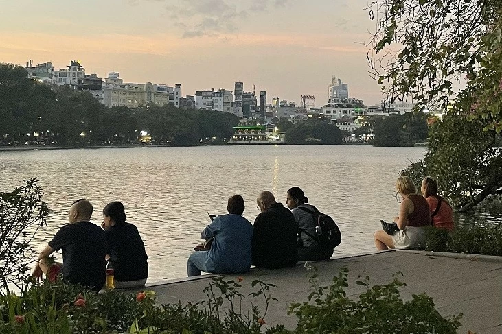 Du khách nước ngoài thích thú trải nghiệm du lịch bụi ở Hà Nội Du khách nước ngoài thích thú trải nghiệm du lịch bụi ở Hà Nội