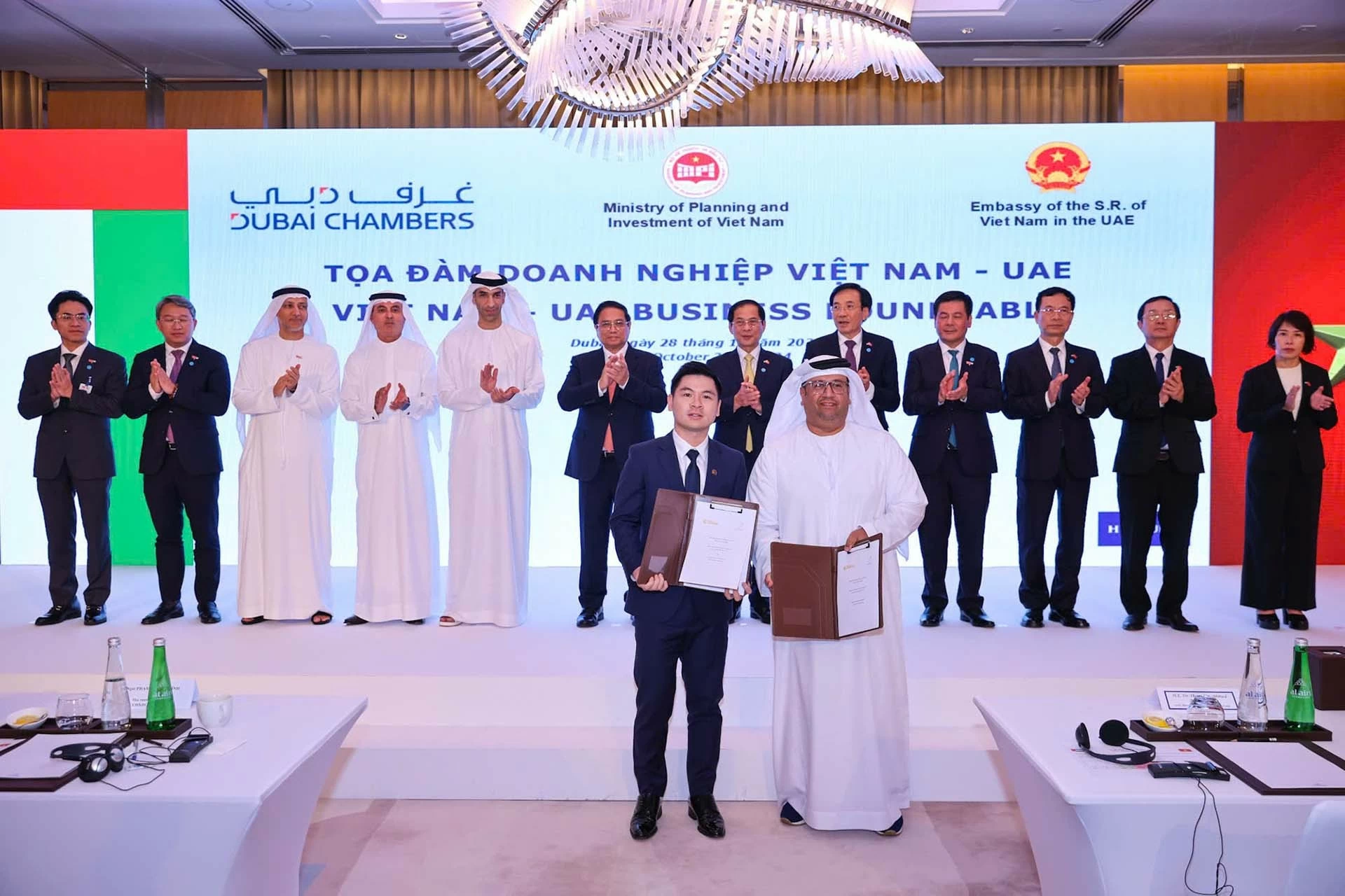 Ông Đỗ Vinh Quang, Phó Chủ tịch HĐQT T&T Group (bên trái) và ông Khaled Alshamsi, Chủ tịch Golden Nile trao biên bản ghi nhớ hợp tác (Ảnh: VGP/Nhật Bắc) Ông Đỗ Vinh Quang, Phó Chủ tịch HĐQT T&T Group (bên trái) và ông Khaled Alshamsi, Chủ tịch Golden Nile trao biên bản ghi nhớ hợp tác (Ảnh: VGP/Nhật Bắc)