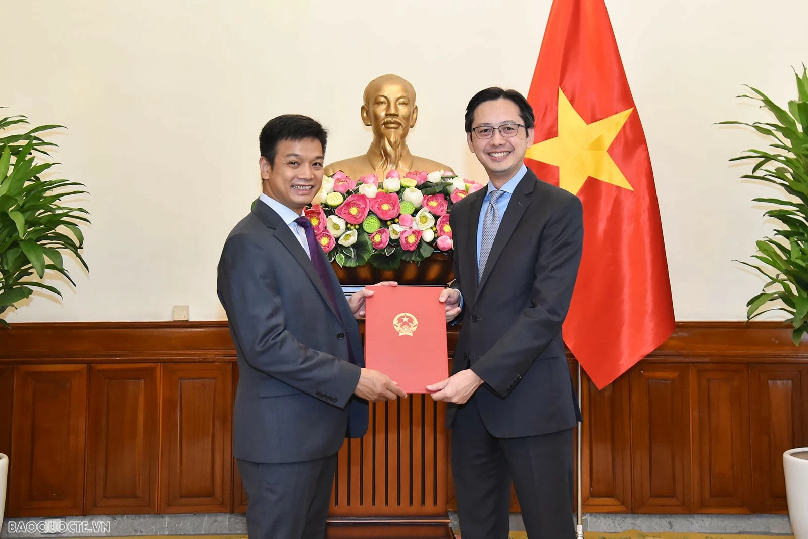 Thứ trưởng Ngoại giao Đỗ Hùng Việt trao quyết định tiếp nhận và điều động ông Tô Anh Tuấn, nguyên Tham tán, Đại sứ quán Việt Nam tại Hoa Kỳ, kết thúc nhiệm kỳ về nước, giữ chức Phó Viện trưởng, Viện Nghiên cứu chiến lược ngoại giao, Học viện Ngoại giao. Thứ trưởng Ngoại giao Đỗ Hùng Việt trao quyết định tiếp nhận và điều động ông Tô Anh Tuấn, nguyên Tham tán, Đại sứ quán Việt Nam tại Hoa Kỳ, kết thúc nhiệm kỳ về nước, giữ chức Phó Viện trưởng, Viện Nghiên cứu chiến lược ngoại giao, Học viện Ngoại giao.