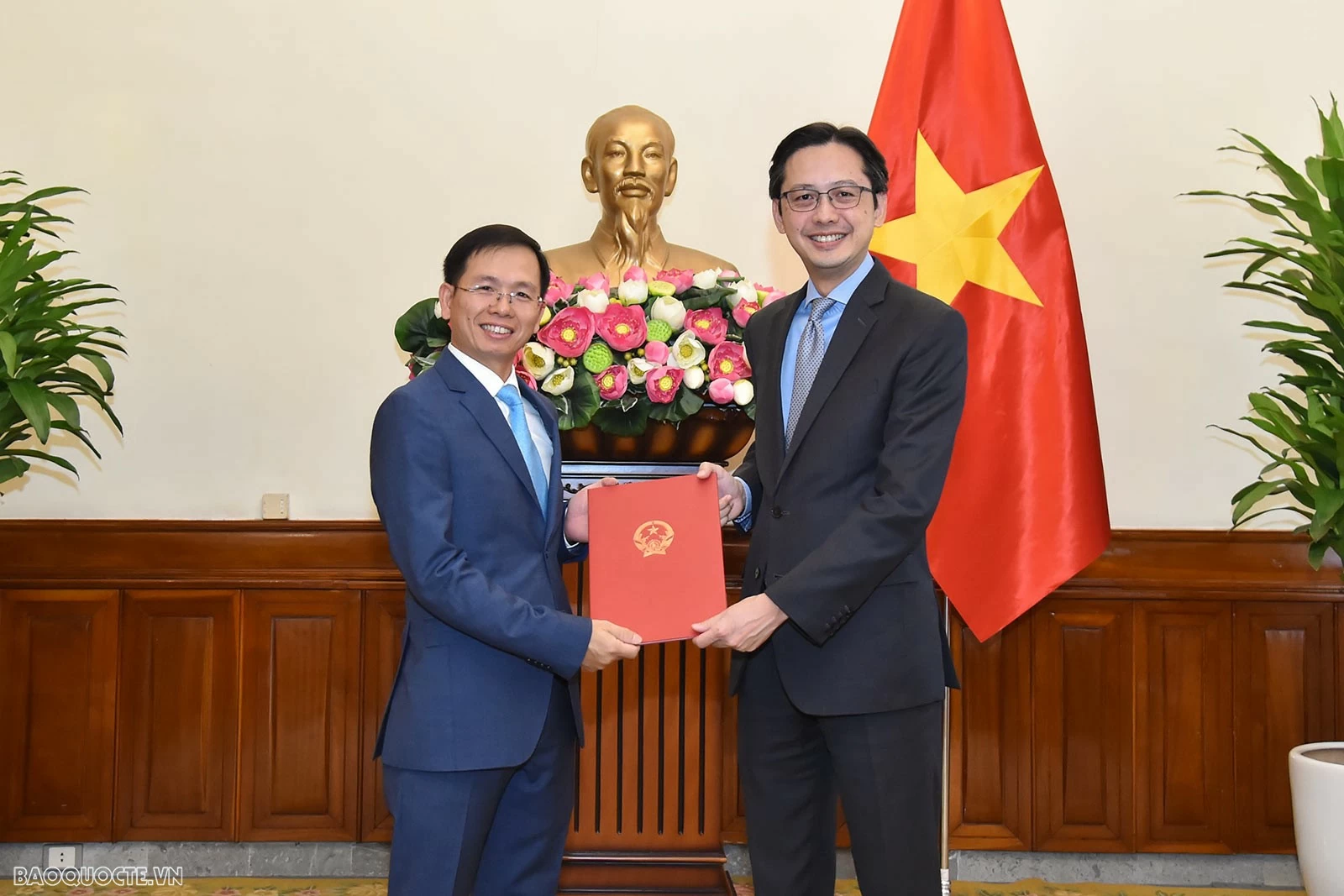 Thứ trưởng Ngoại giao Đỗ Hùng Việt trao quyết định tiếp nhận và điều động ông Trần Chí Thành, nguyên Tham tán Công sứ - Người thứ Hai, Đại sứ quán Việt Nam tại Canada, kết thúc nhiệm kỳ về nước, giữ chức Phó Vụ trưởng, Vụ Tổng hợp kinh tế. Thứ trưởng Ngoại giao Đỗ Hùng Việt trao quyết định tiếp nhận và điều động ông Trần Chí Thành, nguyên Tham tán Công sứ - Người thứ Hai, Đại sứ quán Việt Nam tại Canada, kết thúc nhiệm kỳ về nước, giữ chức Phó Vụ trưởng, Vụ Tổng hợp kinh tế.