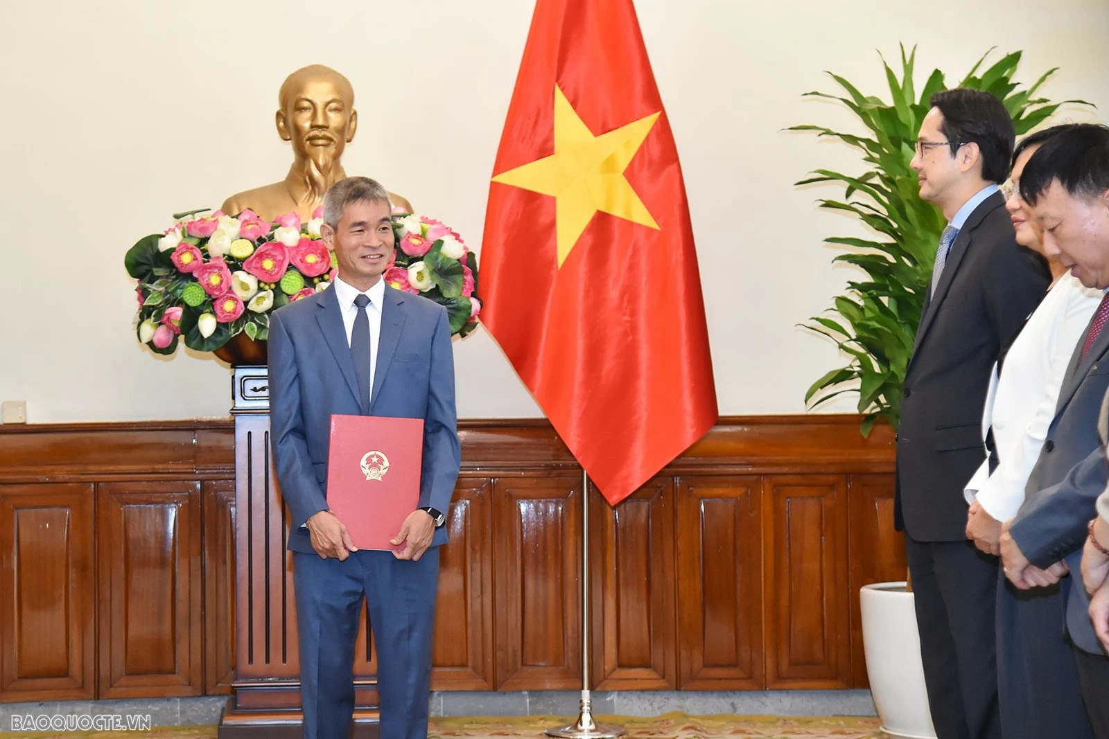 Thứ trưởng Ngoại giao Đỗ Hùng Việt trao quyết định tiếp nhận, điều động cán bộ cấp Vụ Thứ trưởng Ngoại giao Đỗ Hùng Việt trao quyết định tiếp nhận, điều động cán bộ cấp Vụ