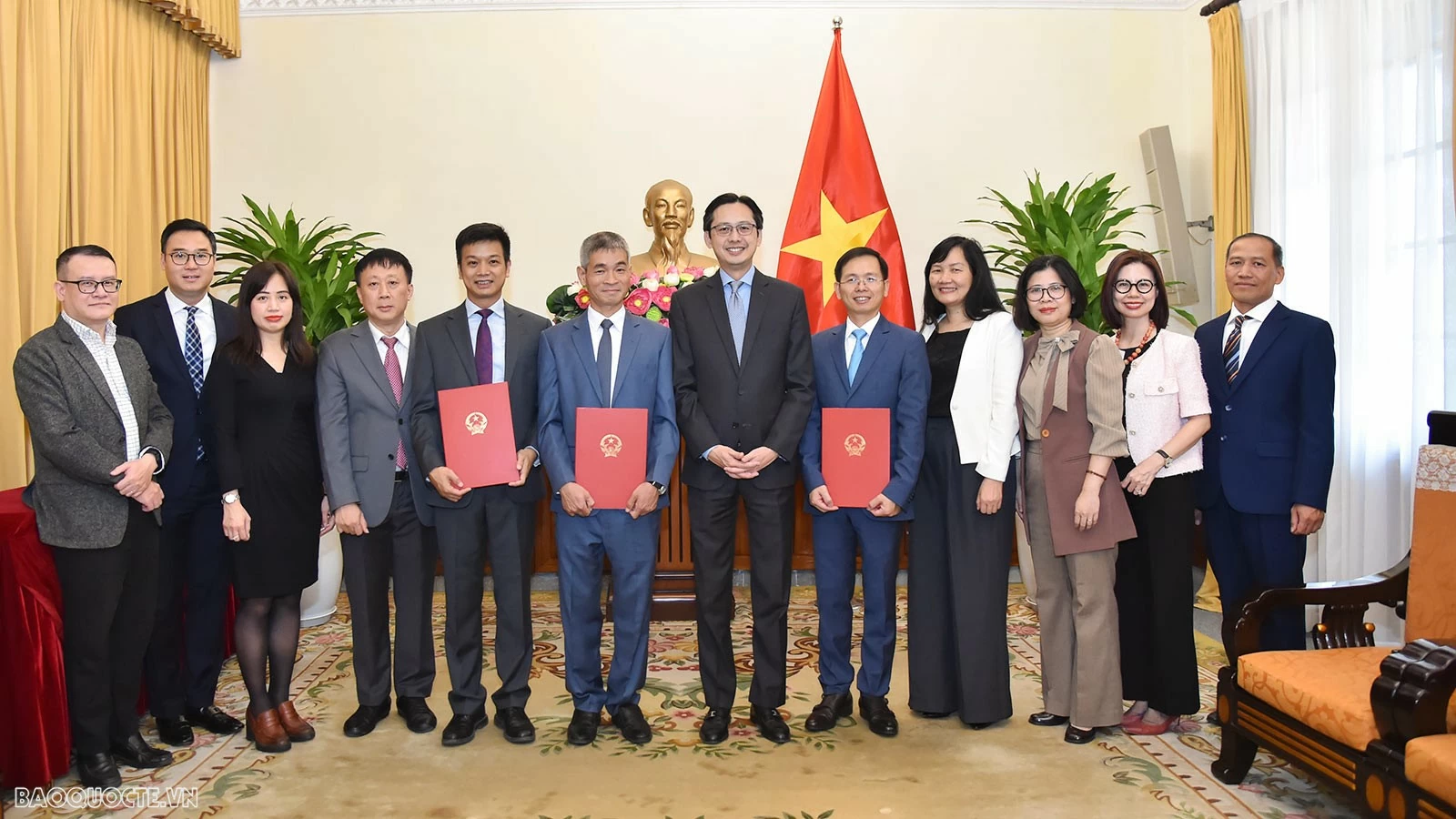 Tham dự buổi lễ trao quyết định có lãnh đạo một số đơn vị của Bộ Ngoại giao: Học viện Ngoại giao, Cục Phục vụ Ngoại giao đoàn, Vụ Tổng hợp kinh tế, Vụ Tổ chức cán bộ... Tham dự buổi lễ trao quyết định có lãnh đạo một số đơn vị của Bộ Ngoại giao: Học viện Ngoại giao, Cục Phục vụ Ngoại giao đoàn, Vụ Tổng hợp kinh tế, Vụ Tổ chức cán bộ...