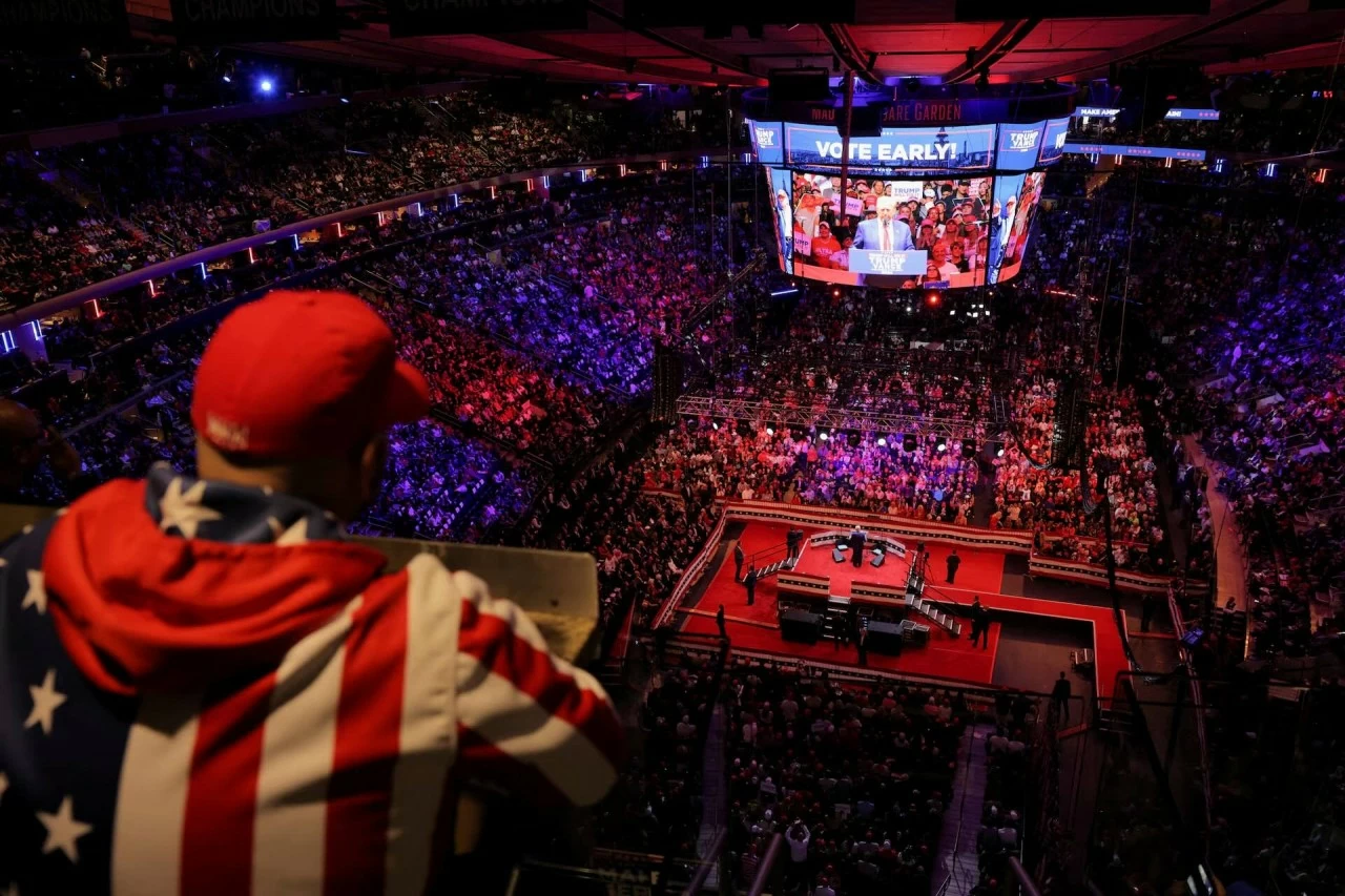 Bầu cử Tổng thống Mỹ 2024: Hình ảnh tranh cử rầm rộ của hai ứng cử viên Donald Trump và Kamala Harris Bầu cử Tổng thống Mỹ 2024: Hình ảnh tranh cử rầm rộ của hai ứng cử viên Donald Trump và Kamala Harris