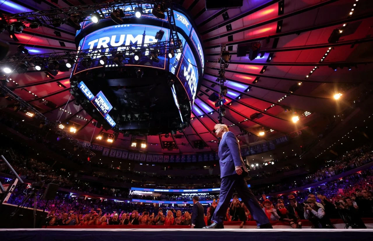 Bầu cử Tổng thống Mỹ 2024: Hình ảnh tranh cử rầm rộ của hai ứng cử viên Donald Trump và Kamala Harris Bầu cử Tổng thống Mỹ 2024: Hình ảnh tranh cử rầm rộ của hai ứng cử viên Donald Trump và Kamala Harris