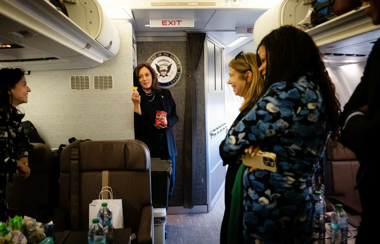 Bầu cử Tổng thống Mỹ 2024: Hình ảnh tranh cử rầm rộ của hai ứng cử viên Donald Trump và Kamala Harris Bầu cử Tổng thống Mỹ 2024: Hình ảnh tranh cử rầm rộ của hai ứng cử viên Donald Trump và Kamala Harris