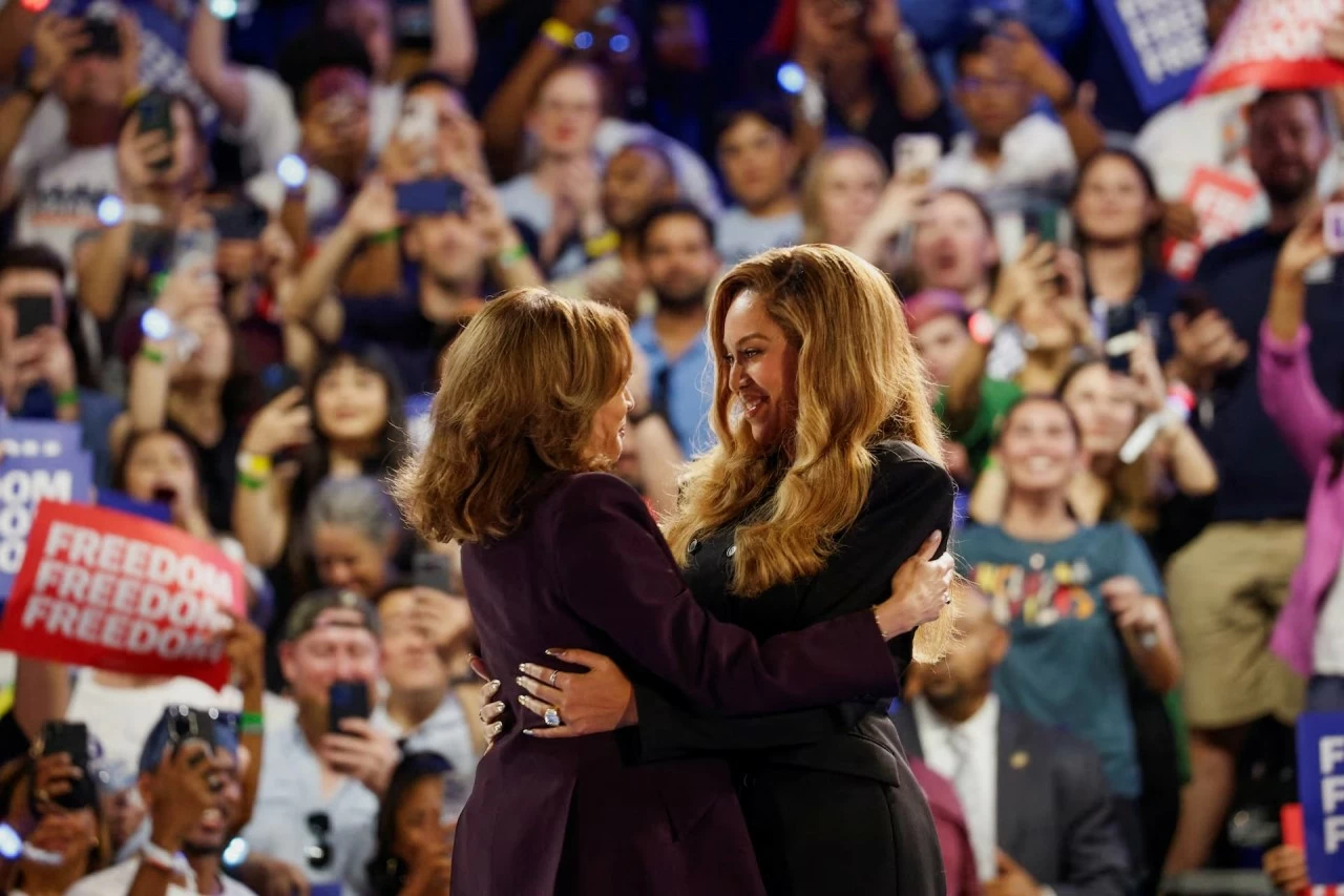 Bầu cử Tổng thống Mỹ 2024: Hình ảnh tranh cử rầm rộ của hai ứng cử viên Donald Trump và Kamala Harris Bầu cử Tổng thống Mỹ 2024: Hình ảnh tranh cử rầm rộ của hai ứng cử viên Donald Trump và Kamala Harris
