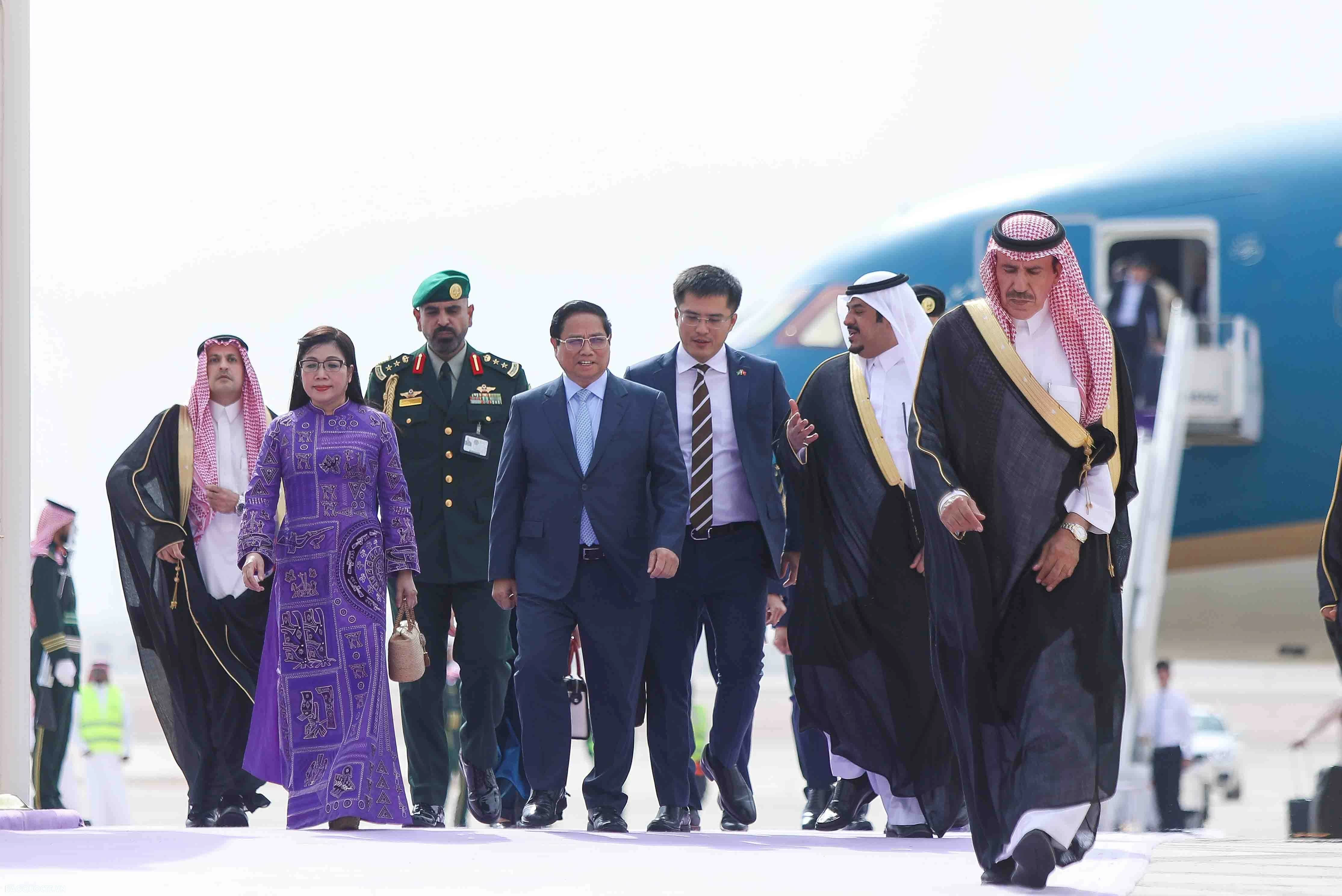 Thủ tướng Phạm Minh Chính và Phu nhân đến Riyadh, bắt đầu chuyến thăm và làm việc tại Saudi Arabia Thủ tướng Phạm Minh Chính và Phu nhân đến Riyadh, bắt đầu chuyến thăm và làm việc tại Saudi Arabia