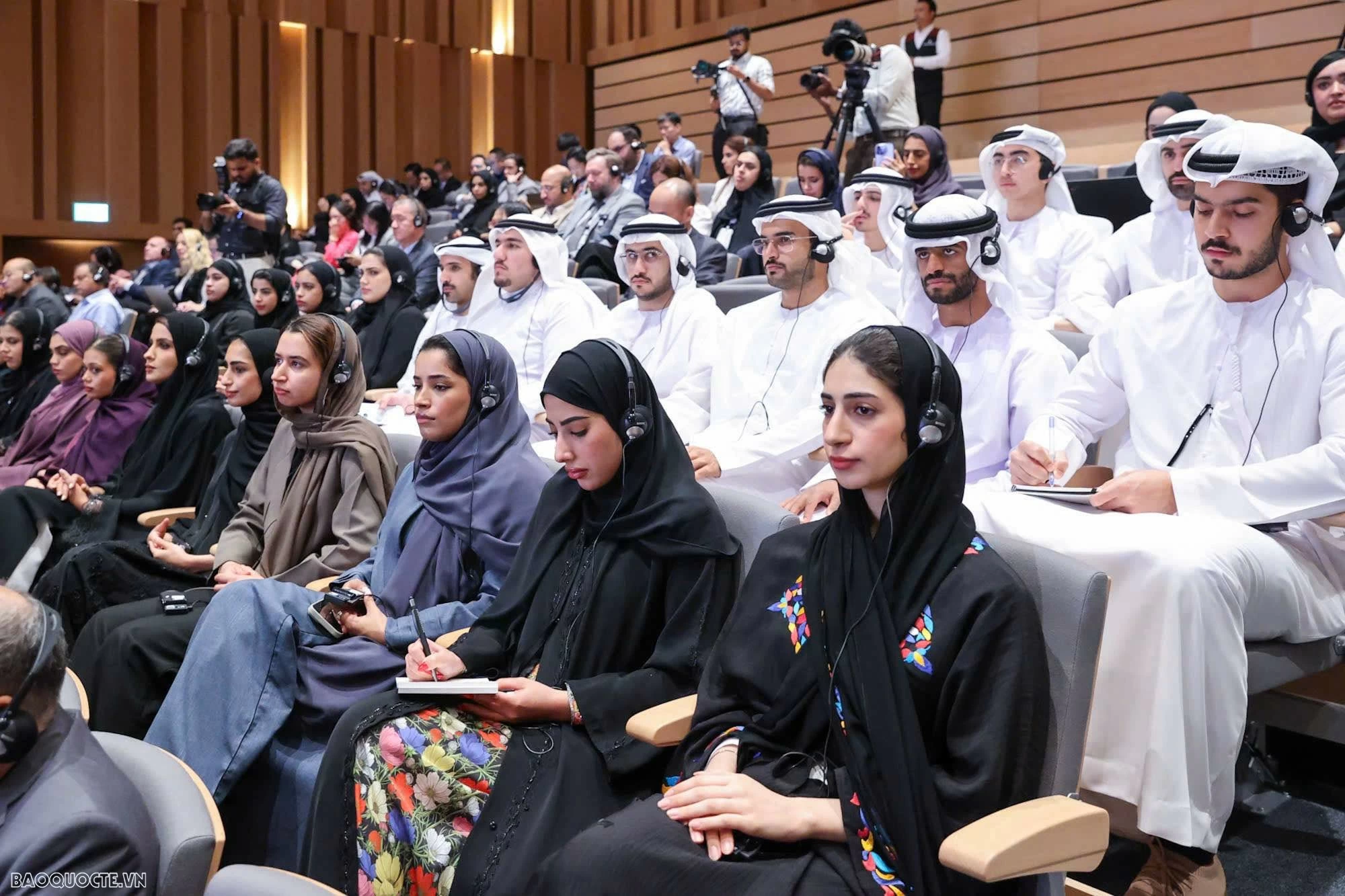 Việt Nam và UAE sẽ cùng nhau viết nên một chương mới rực rỡ hơn trong quan hệ hai nướcĐ Việt Nam và UAE sẽ cùng nhau viết nên một chương mới rực rỡ hơn trong quan hệ hai nướcĐ