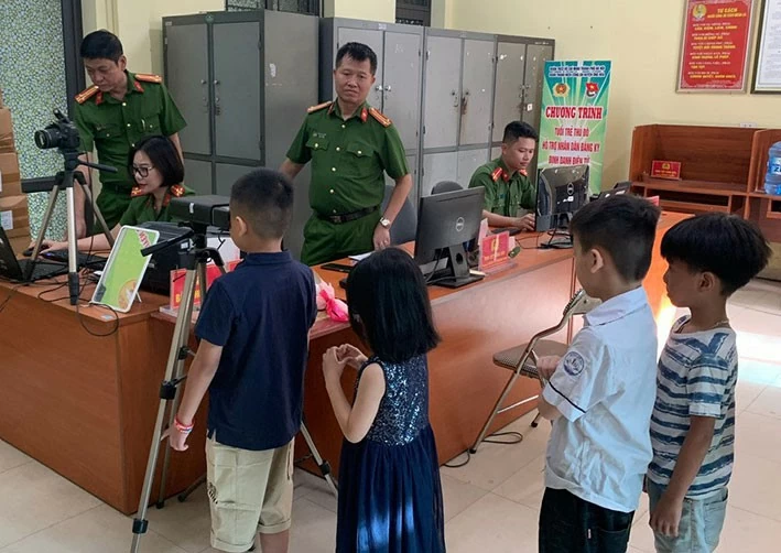 Trẻ em là người dưới 16 tuổi được miễn lệ phí cấp thẻ căn cước. Trẻ em là người dưới 16 tuổi được miễn lệ phí cấp thẻ căn cước.