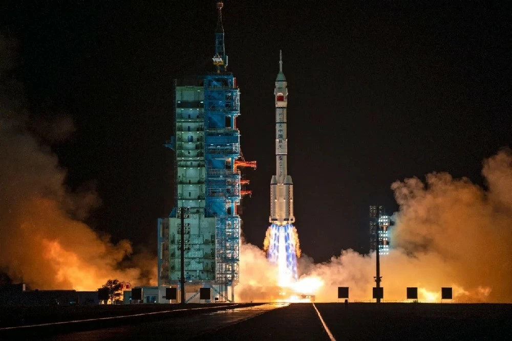 Trung Quốc phóng tàu vũ trụ Thần Châu-19, đưa 3 nhà du hành vào không gian. AP Trung Quốc phóng tàu vũ trụ Thần Châu-19, đưa 3 nhà du hành vào không gian. AP