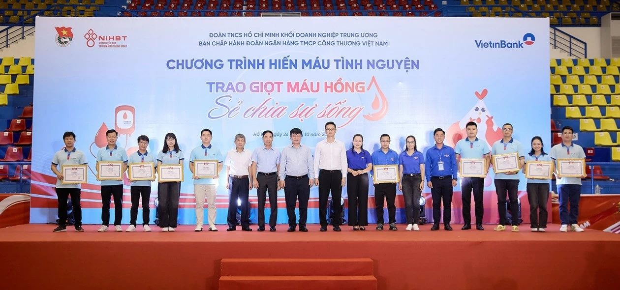 Ban Thường vụ Đoàn VietinBank trao Bằng khen cho các tập thể và cá nhân có thành tích xuất sắc trong phong trào hiến máu. Ban Thường vụ Đoàn VietinBank trao Bằng khen cho các tập thể và cá nhân có thành tích xuất sắc trong phong trào hiến máu.