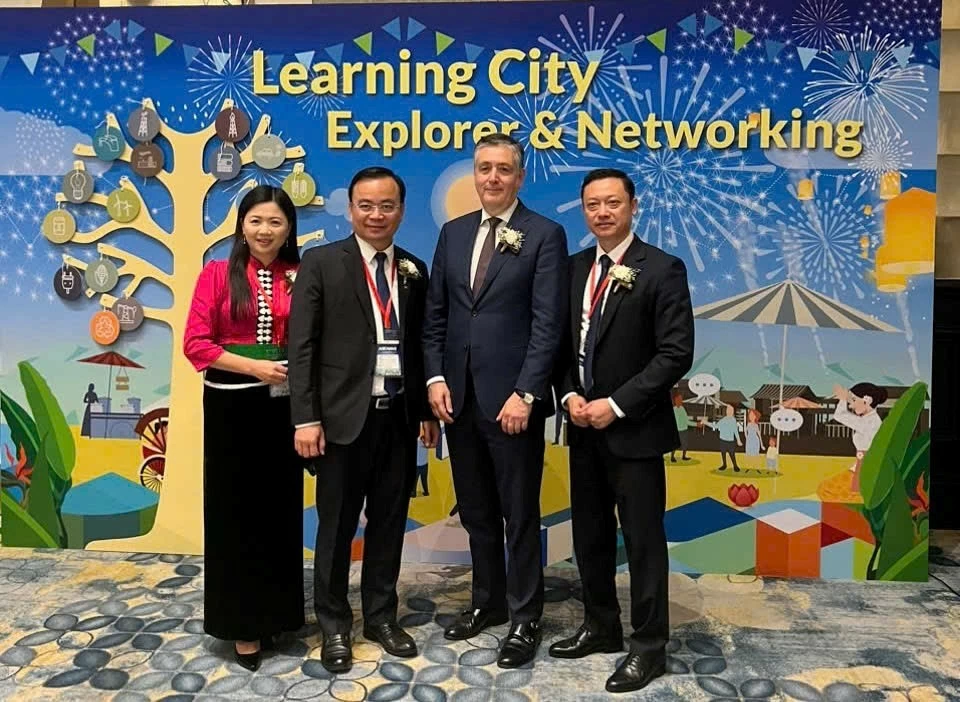 Đoàn đại biểu thành phố Sơn La giao lưu, trao đổi kinh nghiệm xây dựng thành phố học tập với bạn bè quốc tế. Đoàn đại biểu thành phố Sơn La giao lưu, trao đổi kinh nghiệm xây dựng thành phố học tập với bạn bè quốc tế.