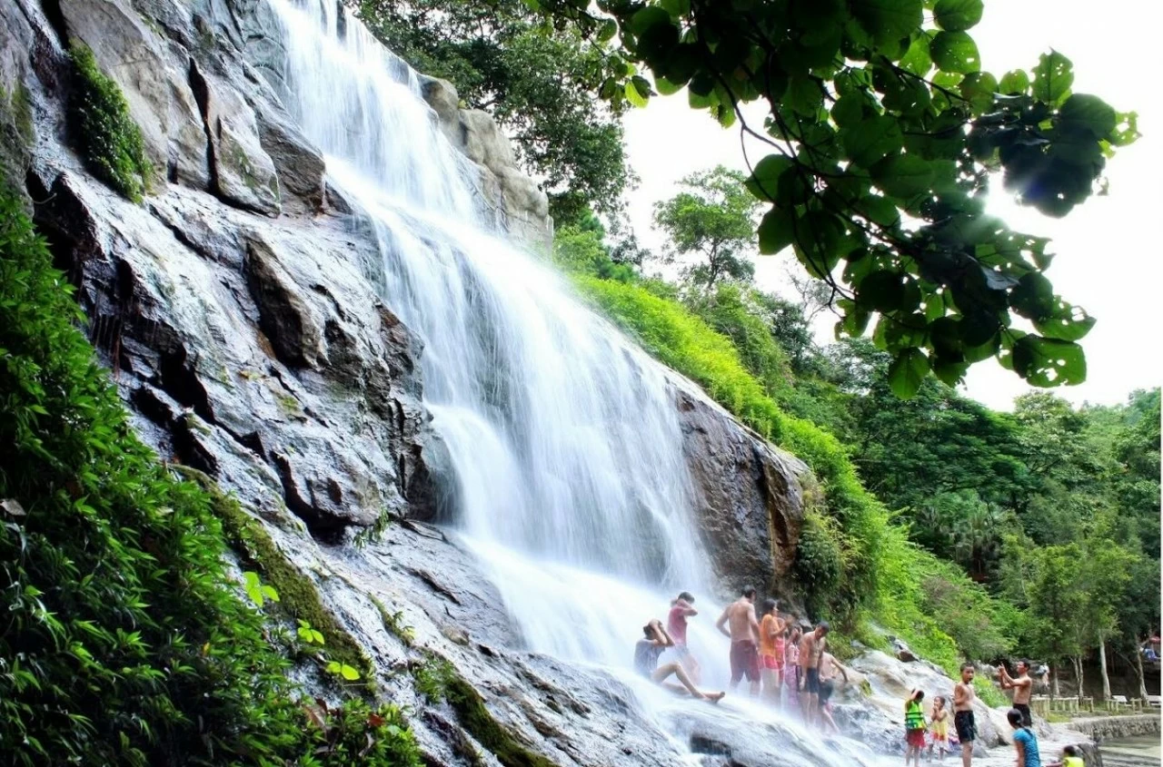 Hà Nội: Ngắm vẻ đẹp thơ mộng của thác Ao Vua trên núi Tản Hà Nội: Ngắm vẻ đẹp thơ mộng của thác Ao Vua trên núi Tản