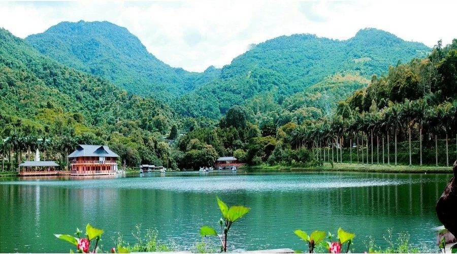 Hà Nội: Ngắm vẻ đẹp thơ mộng của thác Ao Vua trên núi Tản Hà Nội: Ngắm vẻ đẹp thơ mộng của thác Ao Vua trên núi Tản