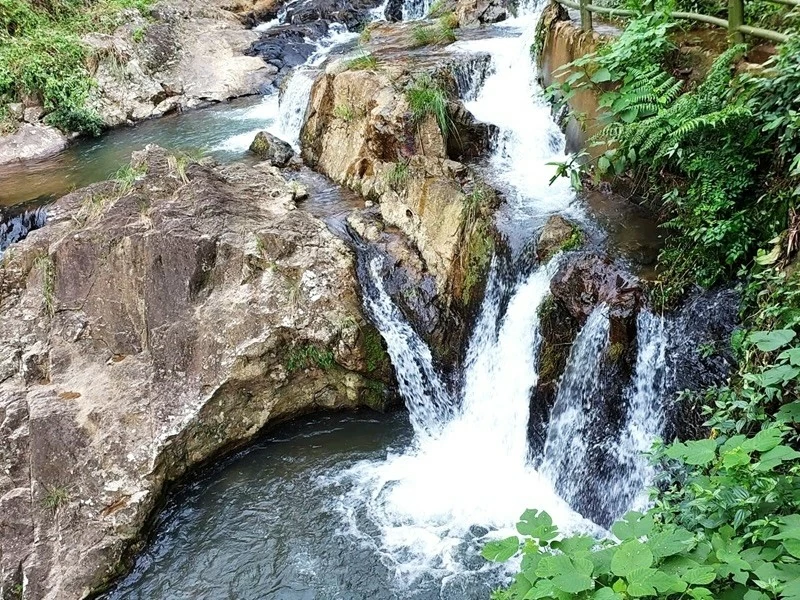 Hà Nội: Ngắm vẻ đẹp thơ mộng của thác Ao Vua trên núi Tản Hà Nội: Ngắm vẻ đẹp thơ mộng của thác Ao Vua trên núi Tản