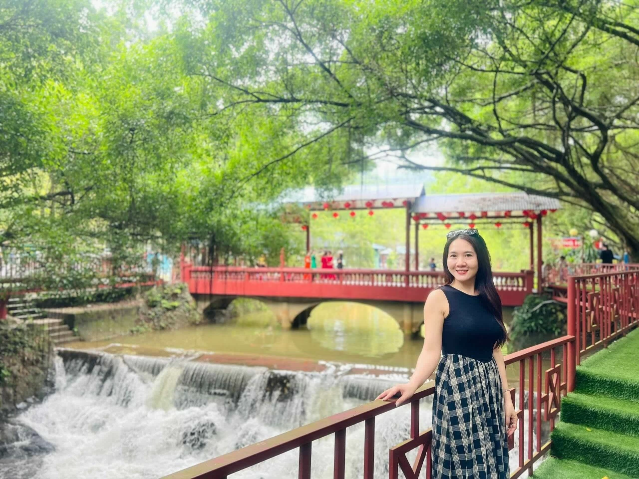 Hà Nội: Ngắm vẻ đẹp thơ mộng của thác Ao Vua trên núi Tản Hà Nội: Ngắm vẻ đẹp thơ mộng của thác Ao Vua trên núi Tản