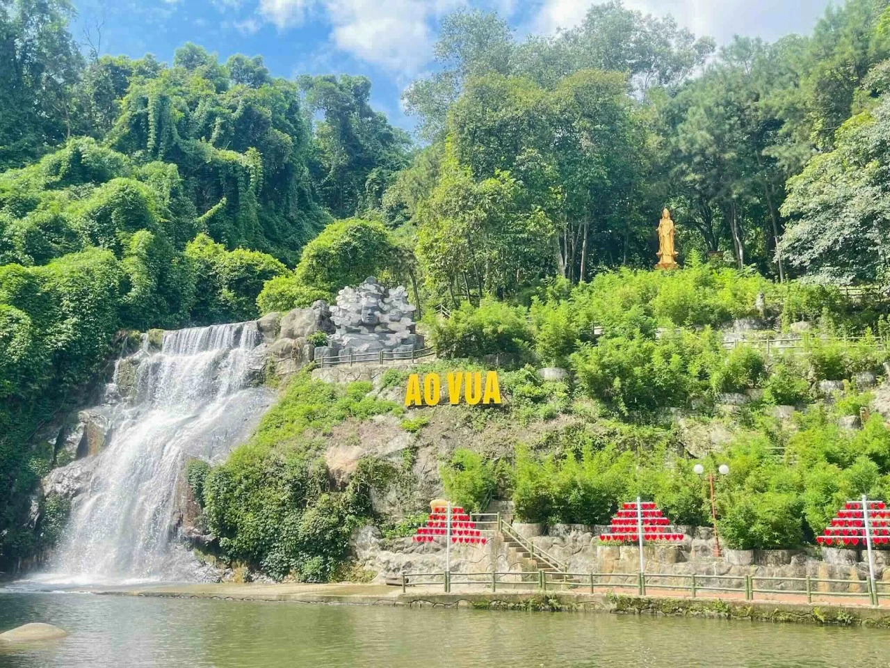 Hà Nội: Ngắm vẻ đẹp thơ mộng của thác Ao Vua trên núi Tản Hà Nội: Ngắm vẻ đẹp thơ mộng của thác Ao Vua trên núi Tản