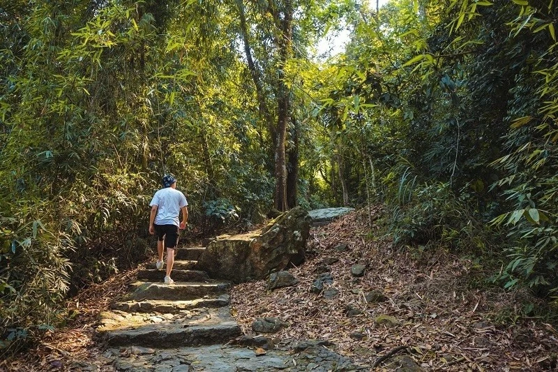 Hà Nội: Ngắm vẻ đẹp thơ mộng của thác Ao Vua trên núi Tản Hà Nội: Ngắm vẻ đẹp thơ mộng của thác Ao Vua trên núi Tản