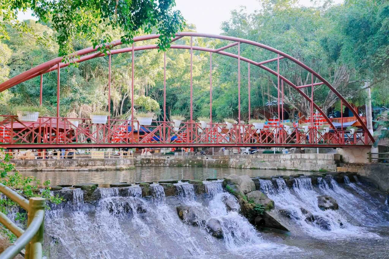 Hà Nội: Ngắm vẻ đẹp thơ mộng của thác Ao Vua trên núi Tản Hà Nội: Ngắm vẻ đẹp thơ mộng của thác Ao Vua trên núi Tản