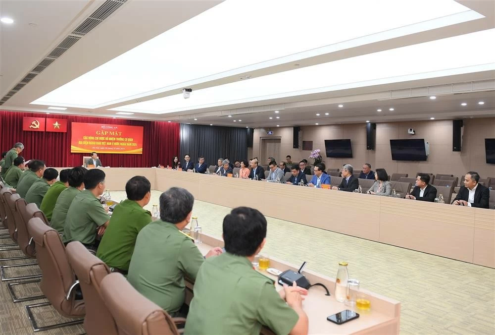 Toàn cảnh buổi Lãnh đạo Bộ Công an gặp mặt các Trưởng Cơ quan đại diện ngoại giao Việt Nam ở nước ngoài nhiệm kỳ 2024-2027 Toàn cảnh buổi Lãnh đạo Bộ Công an gặp mặt các Trưởng Cơ quan đại diện ngoại giao Việt Nam ở nước ngoài nhiệm kỳ 2024-2027