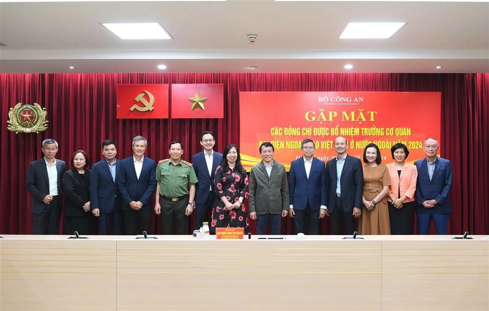 Bộ trưởng Lương Tam Quang cùng các đại biểu và các đồng chí được bổ nhiệm Trưởng Cơ quan đại diện ngoại giao Việt Nam ở nước ngoài. (Nguồn: Bộ Công an) Bộ trưởng Lương Tam Quang cùng các đại biểu và các đồng chí được bổ nhiệm Trưởng Cơ quan đại diện ngoại giao Việt Nam ở nước ngoài. (Nguồn: Bộ Công an)