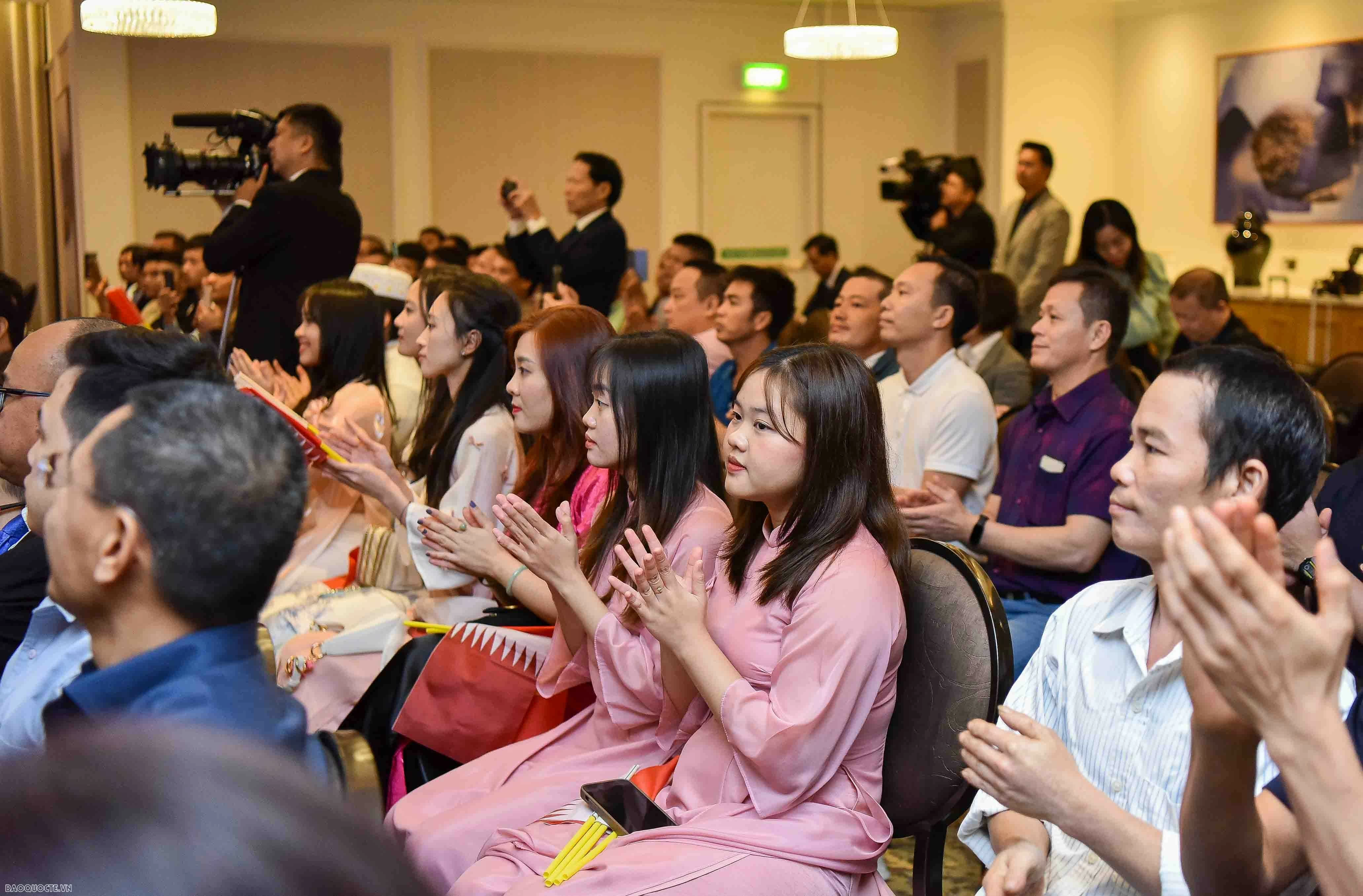 Thủ tướng gặp gỡ cán bộ, nhân viên Đại sứ quán và cộng đồng người Việt Nam tại Qatar Thủ tướng gặp gỡ cán bộ, nhân viên Đại sứ quán và cộng đồng người Việt Nam tại Qatar