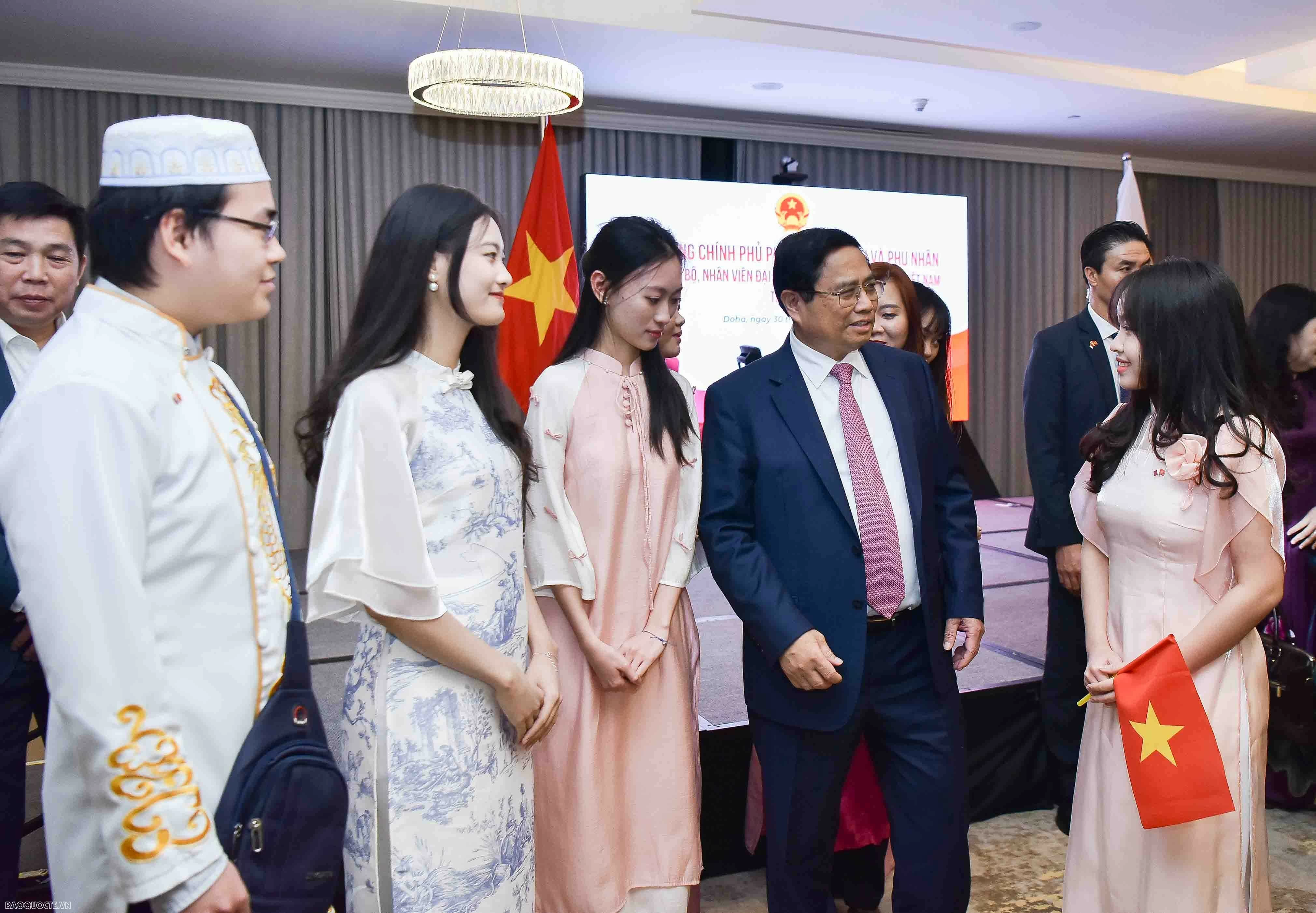 Thủ tướng gặp gỡ cán bộ, nhân viên Đại sứ quán và cộng đồng người Việt Nam tại Qatar Thủ tướng gặp gỡ cán bộ, nhân viên Đại sứ quán và cộng đồng người Việt Nam tại Qatar