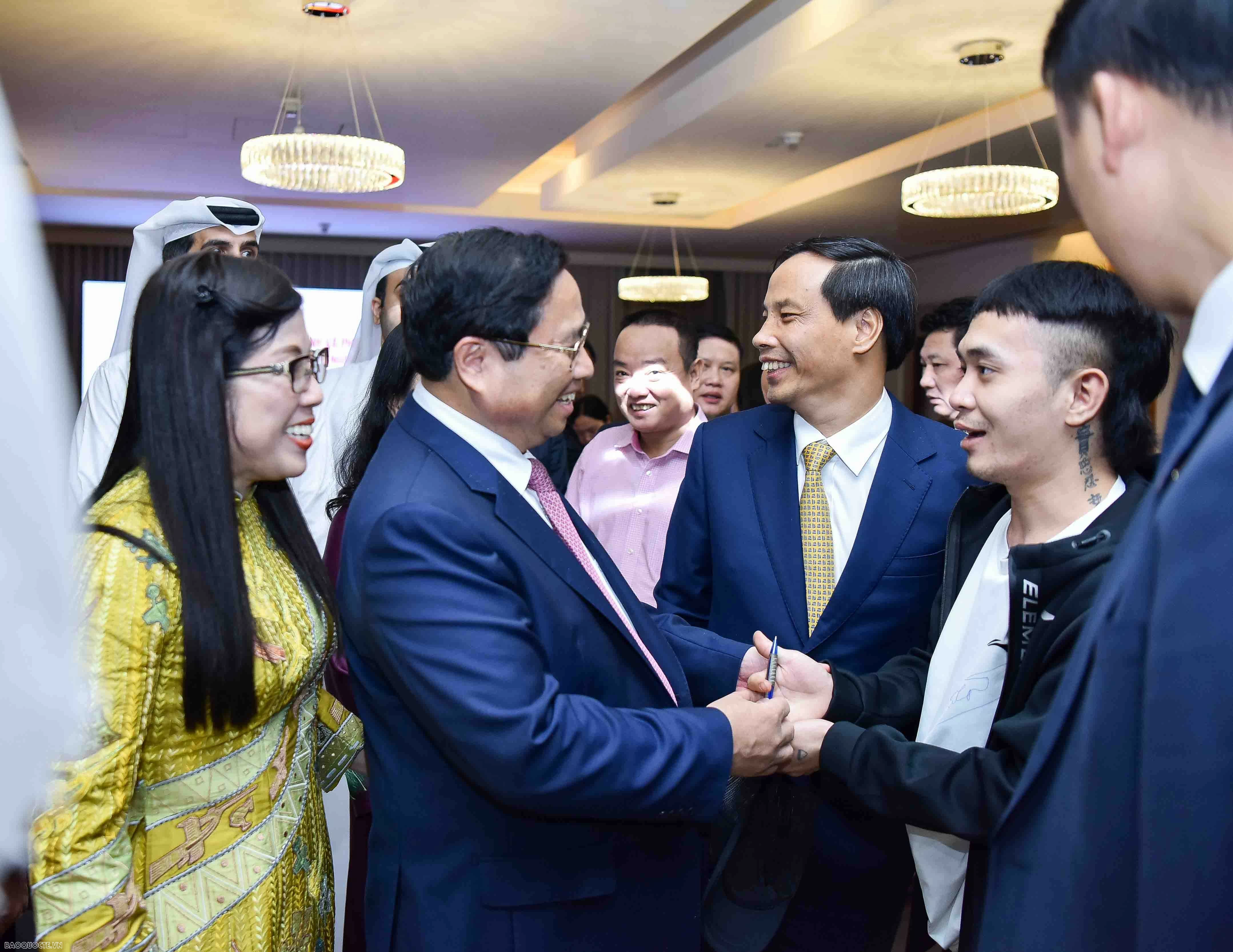 Thủ tướng gặp gỡ cán bộ, nhân viên Đại sứ quán và cộng đồng người Việt Nam tại Qatar Thủ tướng gặp gỡ cán bộ, nhân viên Đại sứ quán và cộng đồng người Việt Nam tại Qatar