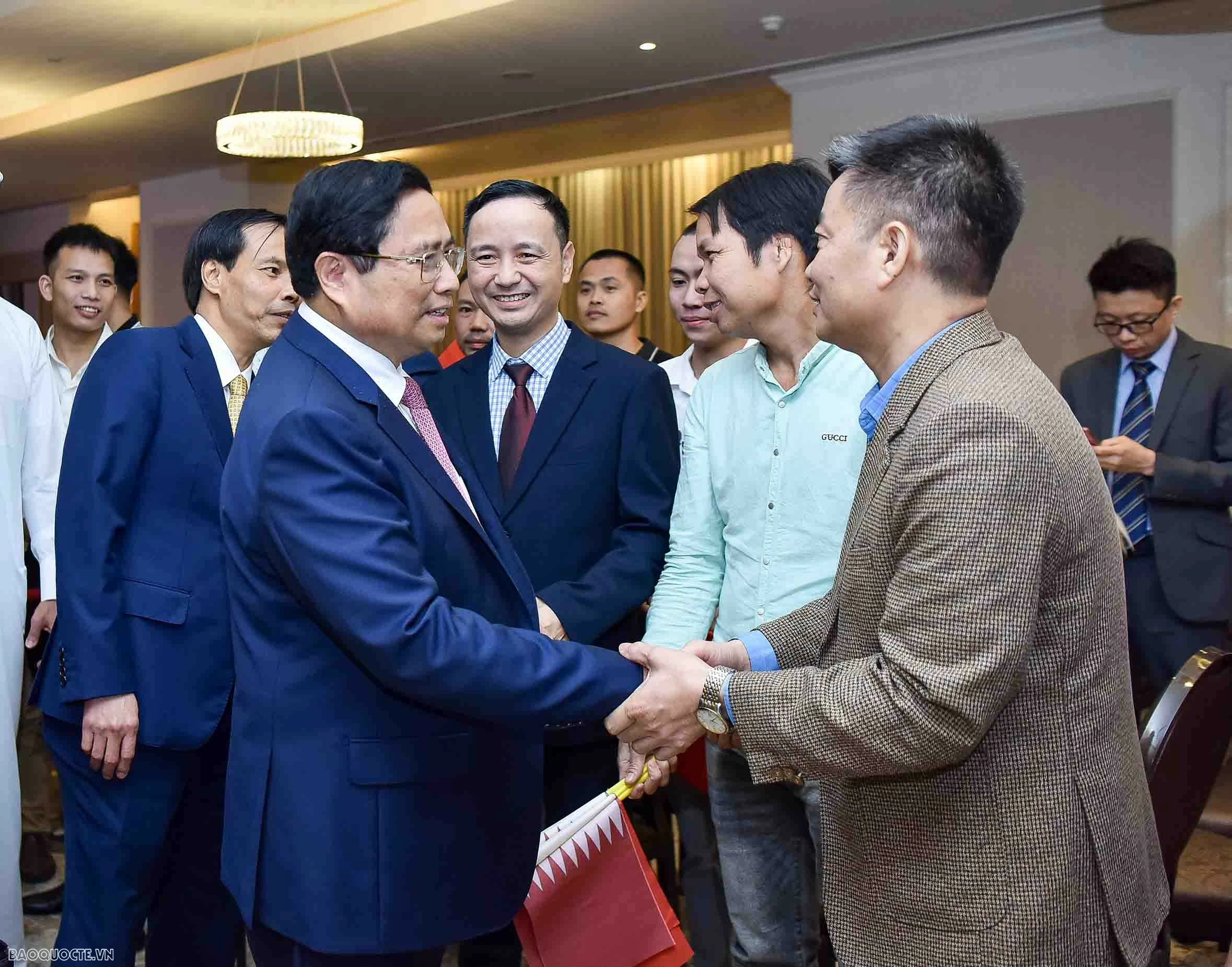 Thủ tướng gặp gỡ cán bộ, nhân viên Đại sứ quán và cộng đồng người Việt Nam tại Qatar Thủ tướng gặp gỡ cán bộ, nhân viên Đại sứ quán và cộng đồng người Việt Nam tại Qatar