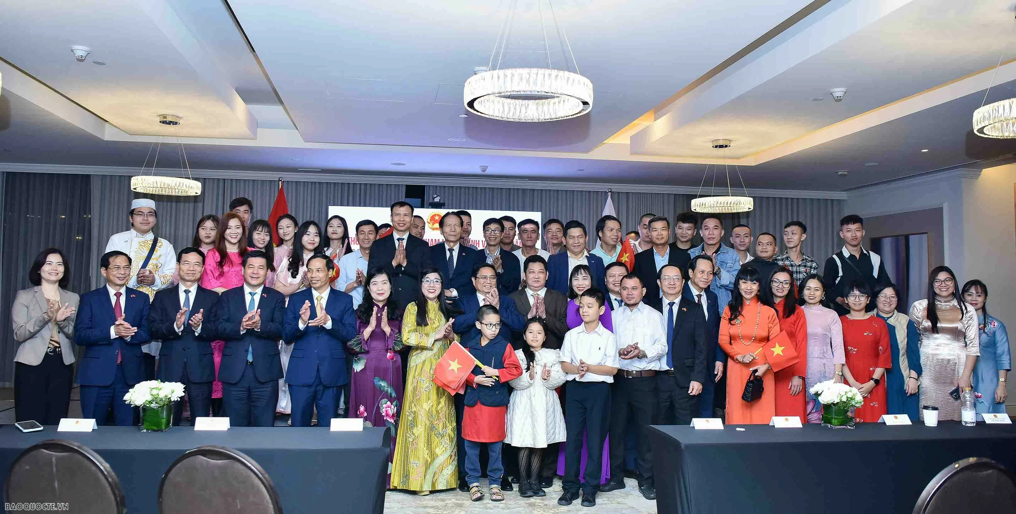 Thủ tướng gặp gỡ cán bộ, nhân viên Đại sứ quán và cộng đồng người Việt Nam tại Qatar Thủ tướng gặp gỡ cán bộ, nhân viên Đại sứ quán và cộng đồng người Việt Nam tại Qatar