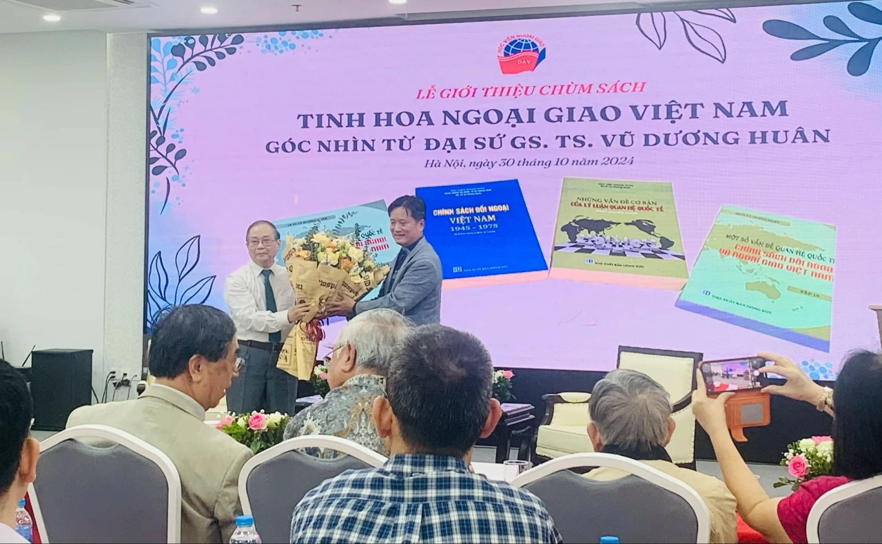 Tinh hoa ngoại giao Việt Nam dưới góc nhìn của Đại sứ, GS.TS Vũ Dương Huân Tinh hoa Ngoại giao Việt Nam dưới góc nhìn của Đại sứ, GS.TS Vũ Dương Huân