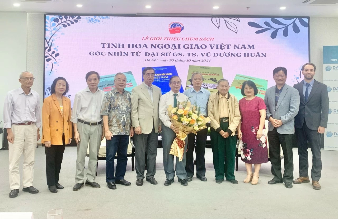 Tinh hoa ngoại giao Việt Nam dưới góc nhìn của Đại sứ, GS.TS Vũ Dương Huân Tinh hoa Ngoại giao Việt Nam dưới góc nhìn của Đại sứ, GS.TS Vũ Dương Huân
