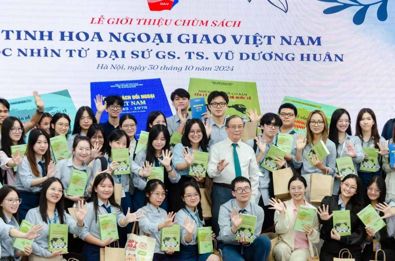Tinh hoa ngoại giao Việt Nam dưới góc nhìn của Đại sứ, GS.TS Vũ Dương Huân Tinh hoa ngoại giao Việt Nam dưới góc nhìn của Đại sứ, GS.TS Vũ Dương Huân