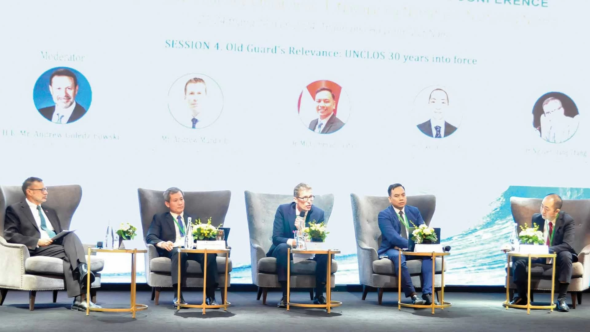 Các nhà ngoại giao, chuyên gia, học giả trong nước và quốc tế trao đổi về giá trị của UNCLOS 1982. (Ảnh: PH) Các nhà ngoại giao, chuyên gia, học giả trong nước và quốc tế trao đổi về giá trị của UNCLOS 1982. (Ảnh: PH)