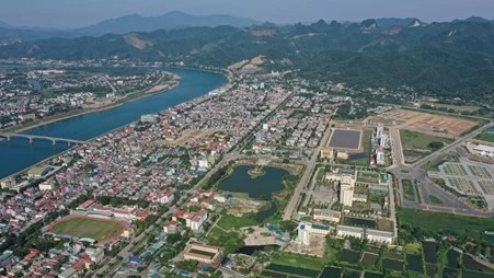 Hoà Bình là cầu nối giữa vùng Tây Bắc với Thủ đô Hà Nội và các tỉnh đồng bằng Bắc Bộ. Hình ảnh một góc Hòa Bình nhìn từ trên cao. (Ảnh: Ngọc Thành) Hoà Bình là cầu nối giữa vùng Tây Bắc với Thủ đô Hà Nội và các tỉnh đồng bằng Bắc Bộ. Hình ảnh một góc Hòa Bình nhìn từ trên cao. (Ảnh: Ngọc Thành)