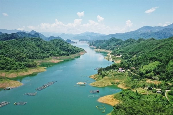 Hòa Bình tập trung thu hút các nhà đầu tư trong và ngoài nước có năng lực, uy tín, kinh nghiệm để đầu tư các dự án trọng điểm. Hình ảnh Khu du lịch Quốc gia hồ Hòa Bình. (Nguồn: Báo Văn Hóa) Hòa Bình tập trung thu hút các nhà đầu tư trong và ngoài nước có năng lực, uy tín, kinh nghiệm để đầu tư các dự án trọng điểm. Hình ảnh Khu du lịch Quốc gia hồ Hòa Bình. (Nguồn: Báo Văn Hóa)