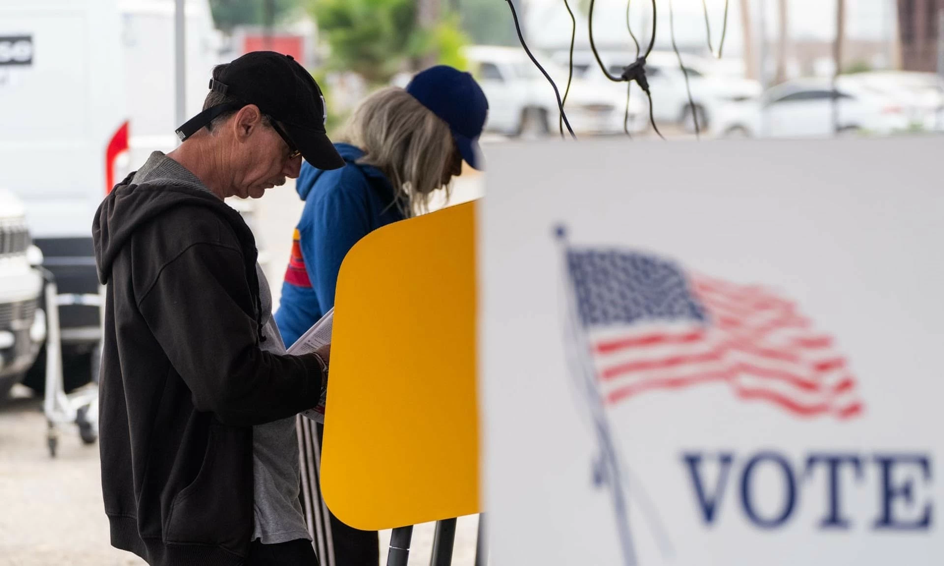 Các cử tri đi bỏ phiếu tại một trung tâm bỏ phiếu sớm vào ngày 27/10, tại Los Angeles, California. (Nguồn: Getty Images) Các cử tri đi bỏ phiếu tại một trung tâm bỏ phiếu sớm vào ngày 27/10, tại Los Angeles, California. (Nguồn: Getty Images)