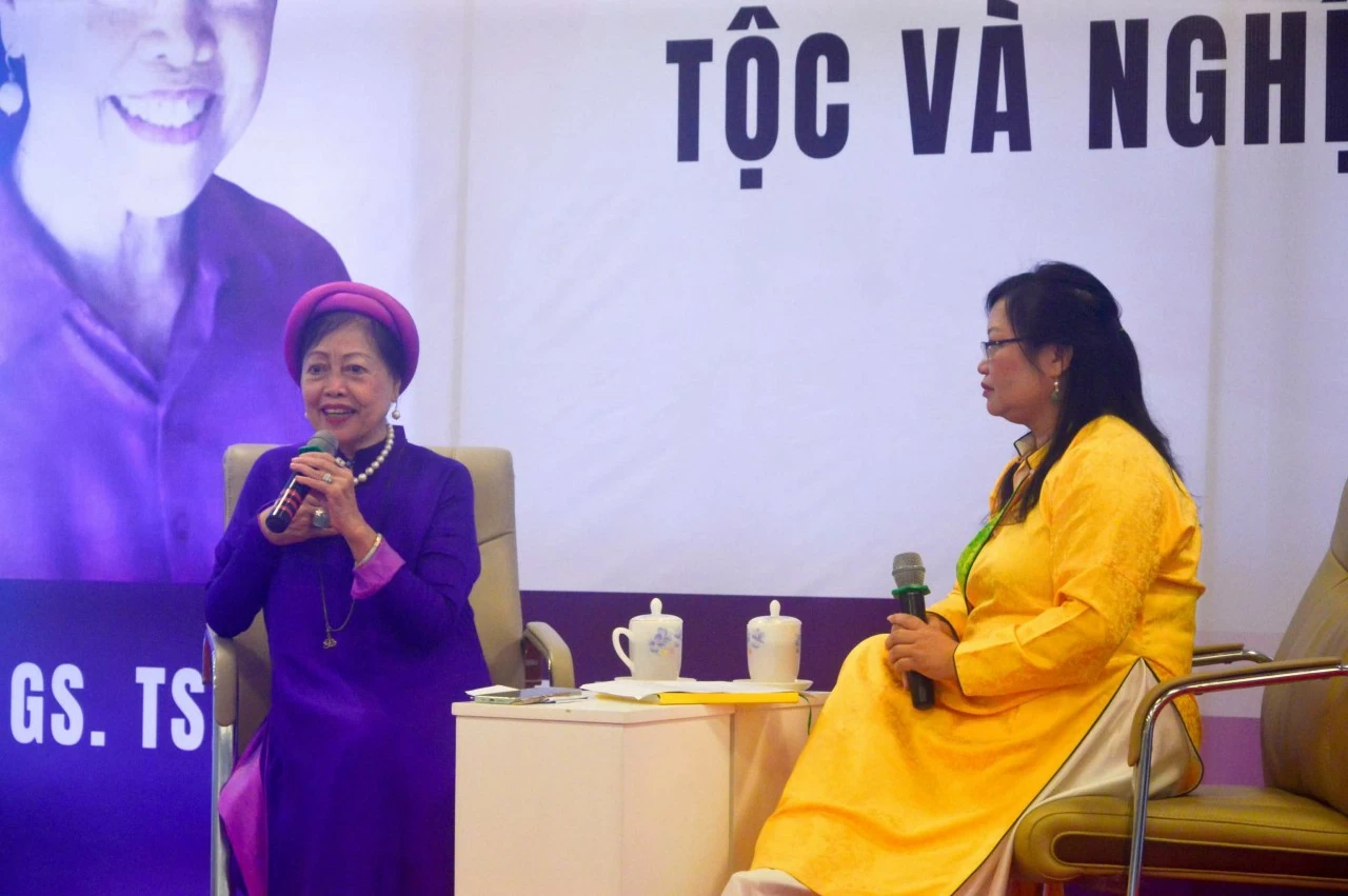 GS.TS Thái Kim Lan nhấn mạnh mỗi người con đất Việt đều là một “sứ giả văn hóa” (Ảnh: Phạm Hiền) GS.TS Thái Kim Lan nhấn mạnh mỗi người con đất Việt đều là một “sứ giả văn hóa” (Ảnh: Phạm Hiền)