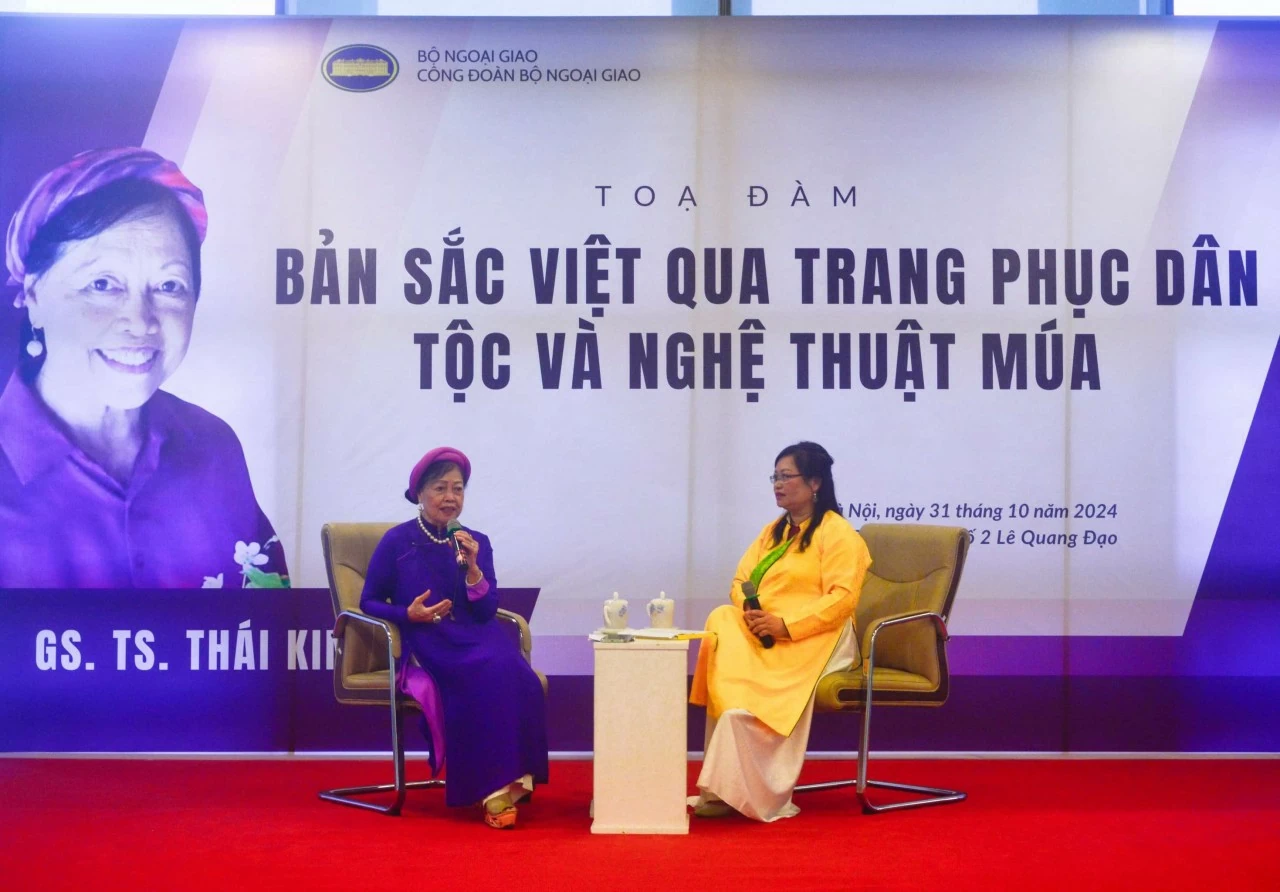 GS.TS Thái Kim Lan chia sẻ tại tọa đàm “Bản sắc Việt qua trang phục dân tộc và nghệ thuật múa”. (Ảnh: Phạm Hiền) GS.TS Thái Kim Lan chia sẻ tại tọa đàm “Bản sắc Việt qua trang phục dân tộc và nghệ thuật múa”. (Ảnh: Phạm Hiền)