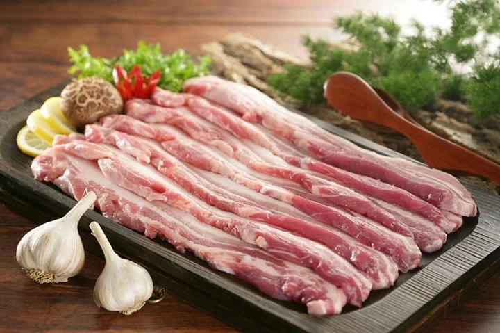 Giá heo hơi hôm nay 1/11: Đang có dấu hiệu chững lại; Hưng Yên ưu tiên đất, vốn để chăn nuôi chuyển đổi xanh. (Nguồn: giachanhcamtuyet ) Giá heo hơi hôm nay 1/11: Đang có dấu hiệu chững lại; Hưng Yên ưu tiên đất, vốn để chăn nuôi chuyển đổi xanh. (Nguồn: giachanhcamtuyet )